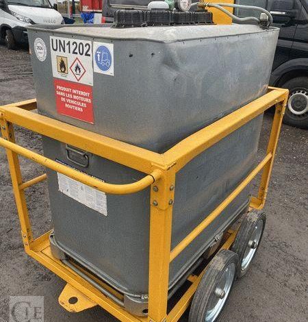 SCHUTZ LOT DE 3 CUVES A FIOUL 700 LITRES AVEC PASSAGE DE FOURCHES SUR CHARIOT ROULANT BLANC CUV011011