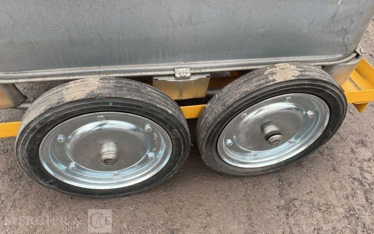 SCHUTZ LOT DE 3 CUVES A FIOUL 700 LITRES AVEC PASSAGE DE FOURCHES SUR CHARIOT ROULANT BLANC CUV011011