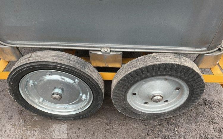 SCHUTZ LOT DE 3 CUVES A FIOUL 700 LITRES AVEC PASSAGE DE FOURCHES SUR CHARIOT ROULANT BLANC CUV011011