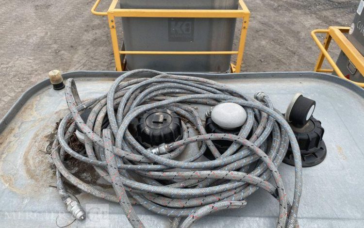 SCHUTZ LOT DE 5 CUVES A FIOUL 700 LITRES PALETTISABLE SUR CHARIOT ROULANT BLANC CUV011227