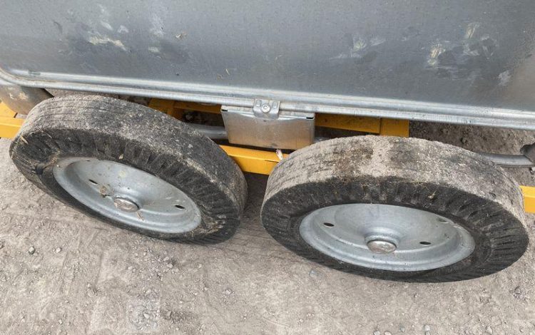 SCHUTZ LOT DE 5 CUVES A FIOUL 700 LITRES PALETTISABLE SUR CHARIOT ROULANT BLANC CUV011227