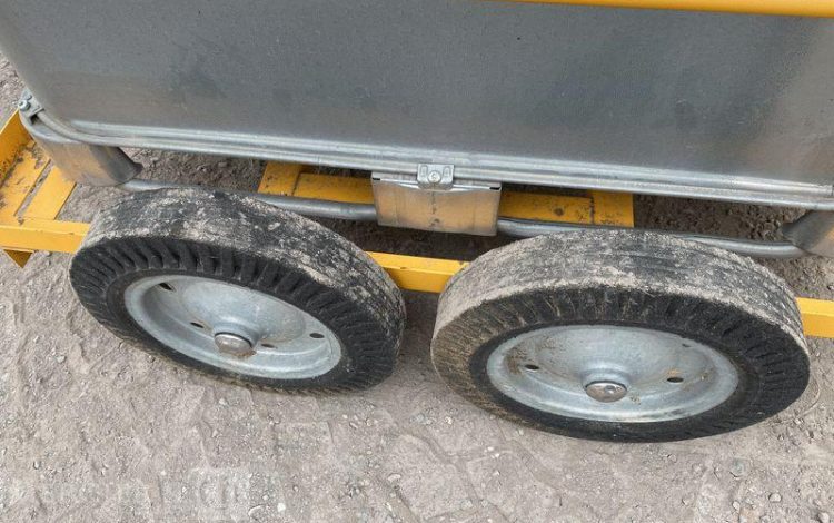 SCHUTZ LOT DE 5 CUVES A FIOUL 700 LITRES PALETTISABLE SUR CHARIOT ROULANT BLANC CUV011227