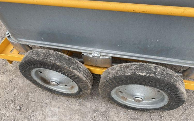 SCHUTZ LOT DE 5 CUVES A FIOUL 700 LITRES PALETTISABLE SUR CHARIOT ROULANT BLANC CUV011227