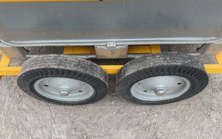 SCHUTZ LOT DE 5 CUVES A FIOUL 700 LITRES PALETTISABLE SUR CHARIOT ROULANT BLANC CUV011227