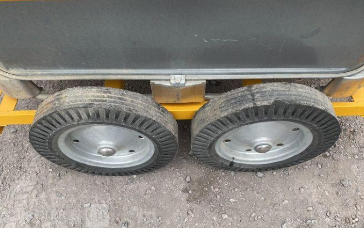 SCHUTZ LOT DE 5 CUVES A FIOUL 700 LITRES PALETTISABLE SUR CHARIOT ROULANT BLANC CUV011345