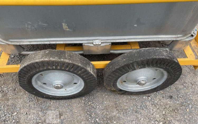 SCHUTZ LOT DE 5 CUVES A FIOUL 700 LITRES PALETTISABLE SUR CHARIOT ROULANT BLANC CUV011345