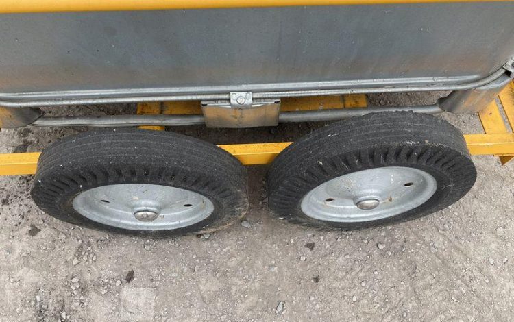 SCHUTZ LOT DE 5 CUVES A FIOUL 700 LITRES PALETTISABLE SUR CHARIOT ROULANT BLANC CUV011345
