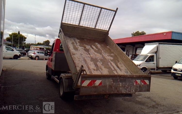 IVECO 35-130 BENNE SIMPLE CABINE COFFRE ROUGE DL-530-RG