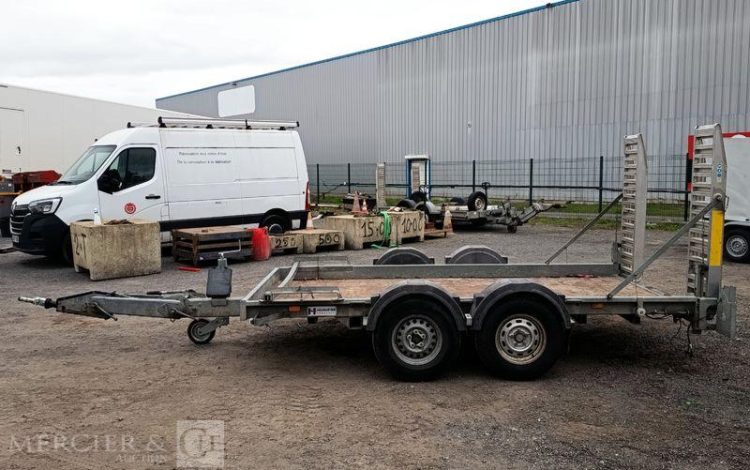 HUBIERE REMORQUE PORTE ENGIN 2 ESSIEUX – PTAC : 3,5 TONNES – ANNEE 2015 BLANC DR-403-RA