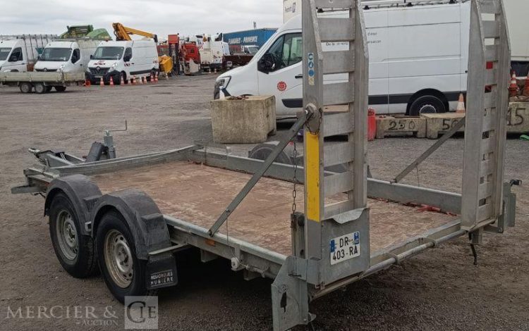 HUBIERE REMORQUE PORTE ENGIN 2 ESSIEUX – PTAC : 3,5 TONNES – ANNEE 2015 BLANC DR-403-RA
