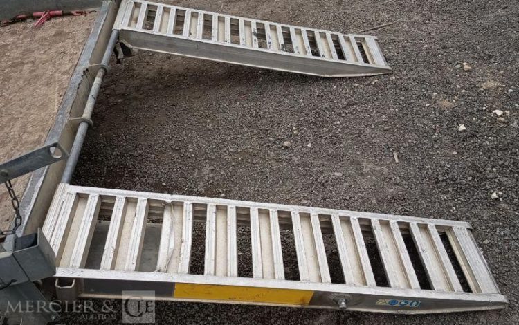 HUBIERE REMORQUE PORTE ENGIN 2 ESSIEUX – PTAC : 3,5 TONNES – ANNEE 2015 BLANC DR-403-RA