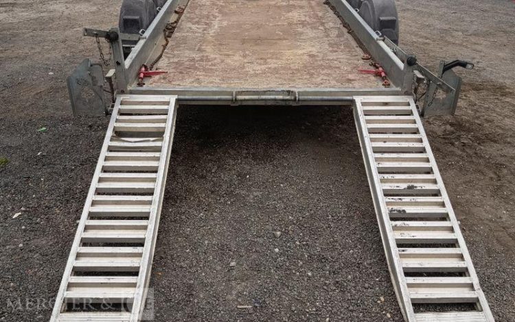 HUBIERE REMORQUE PORTE ENGIN 2 ESSIEUX – PTAC : 3,5 TONNES – ANNEE 2015 BLANC DR-403-RA