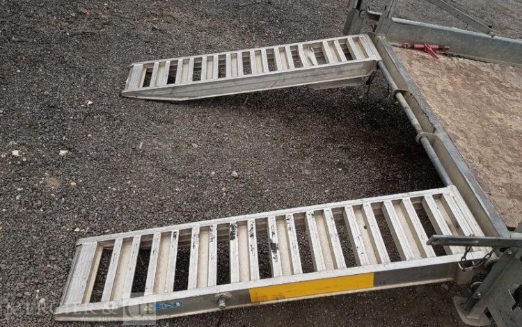 HUBIERE REMORQUE PORTE ENGIN 2 ESSIEUX – PTAC : 3,5 TONNES – ANNEE 2015 BLANC DR-403-RA