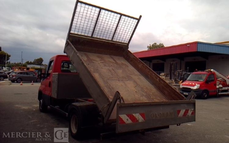 IVECO 35-130 BENNE SIMPLE CABINE COFFRE ROUGE EA-557-QC