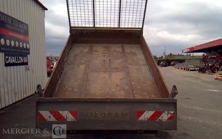 IVECO 35-130 BENNE SIMPLE CABINE COFFRE ROUGE EA-557-QC