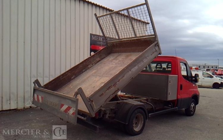 IVECO 35-130 BENNE SIMPLE CABINE COFFRE ROUGE EA-557-QC