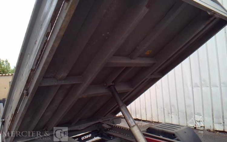 IVECO 35-130 BENNE SIMPLE CABINE COFFRE ROUGE EA-557-QC