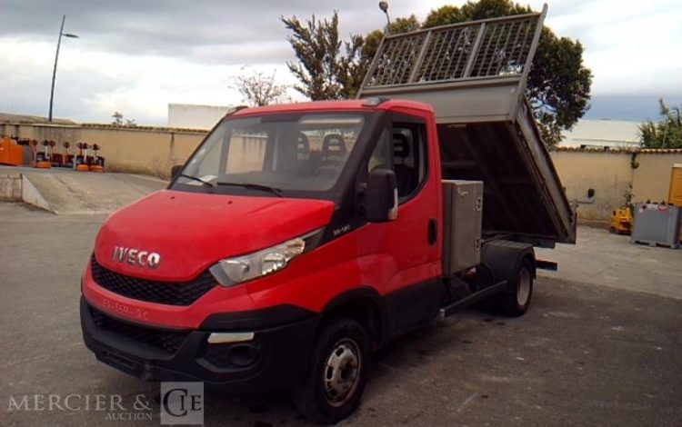IVECO 35-130 BENNE SIMPLE CABINE COFFRE ROUGE EA-557-QC