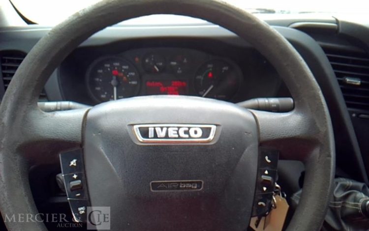 IVECO 35-130 BENNE SIMPLE CABINE COFFRE ROUGE EA-557-QC
