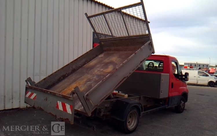 IVECO 35-130 BENNE SIMPLE CABINE COFFRE ROUGE EA-810-QC
