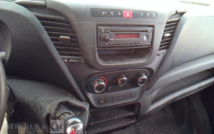 IVECO 35-130 BENNE SIMPLE CABINE COFFRE ROUGE EA-810-QC