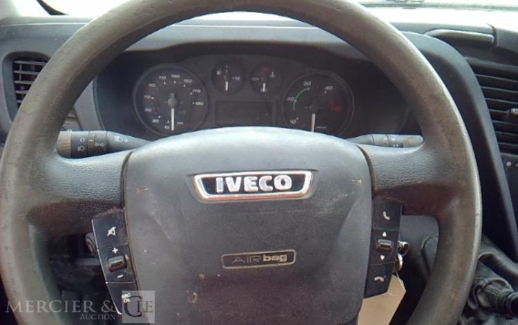 IVECO 35-130 BENNE SIMPLE CABINE COFFRE ROUGE EA-810-QC