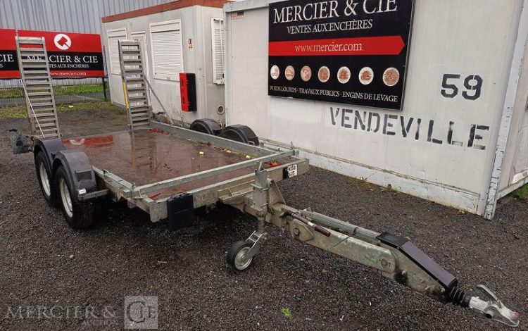 HUBIERE REMORQUE PORTE ENGIN 2 ESSIEUX – PTAC :  3,5 TONNES – ANNEE 2016 BLANC EB-329-RX