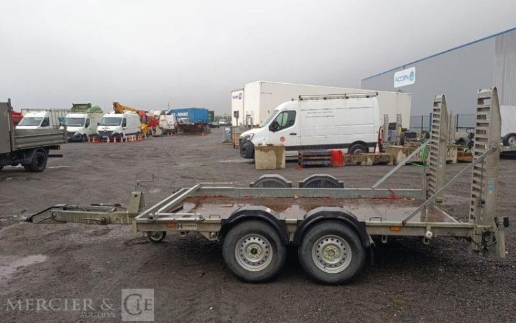 HUBIERE REMORQUE PORTE ENGIN 2 ESSIEUX – PTAC :  3,5 TONNES – ANNEE 2016 BLANC EB-329-RX