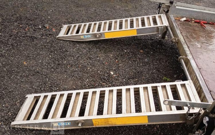 HUBIERE REMORQUE PORTE ENGIN 2 ESSIEUX – PTAC :  3,5 TONNES – ANNEE 2016 BLANC EB-329-RX