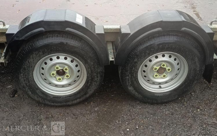 HUBIERE REMORQUE PORTE ENGIN 2 ESSIEUX – PTAC :  3,5 TONNES – ANNEE 2016 BLANC EB-329-RX