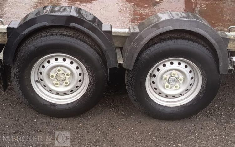 HUBIERE REMORQUE PORTE ENGIN 2 ESSIEUX – PTAC :  3,5 TONNES – ANNEE 2016 BLANC EB-329-RX