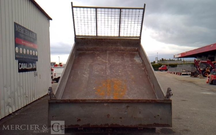 IVECO 35-130 BENNE SIMPLE CABINE COFFRE ROUGE EB-434-GW