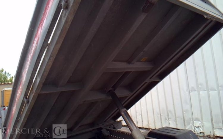 IVECO 35-130 BENNE SIMPLE CABINE COFFRE ROUGE EB-434-GW