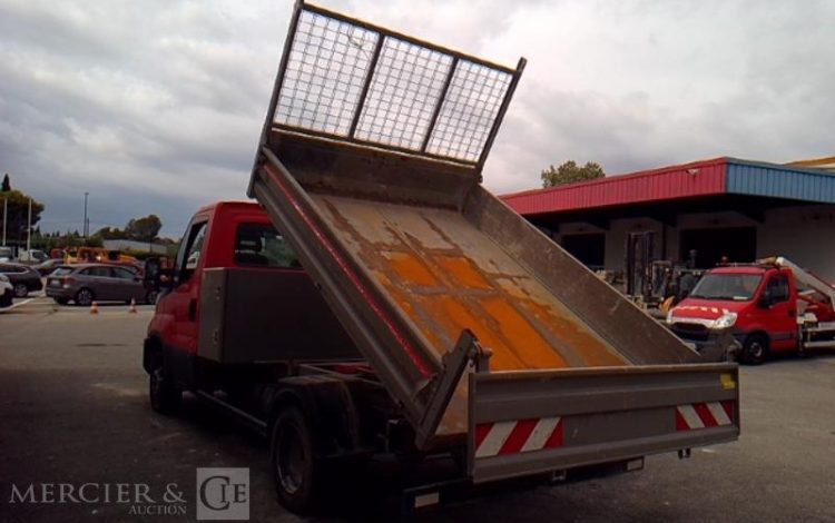 IVECO 35-130 BENNE SIMPLE CABINE COFFRE ROUGE EB-720-EM