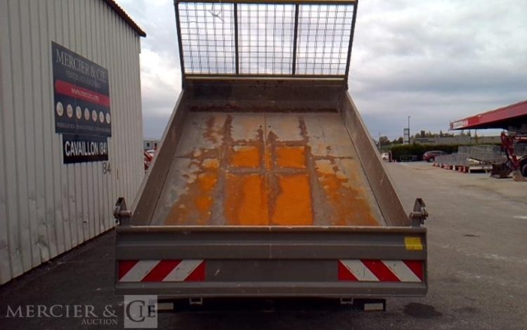 IVECO 35-130 BENNE SIMPLE CABINE COFFRE ROUGE EB-720-EM