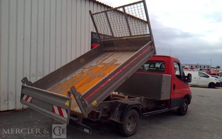 IVECO 35-130 BENNE SIMPLE CABINE COFFRE ROUGE EB-720-EM