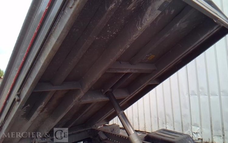 IVECO 35-130 BENNE SIMPLE CABINE COFFRE ROUGE EB-720-EM