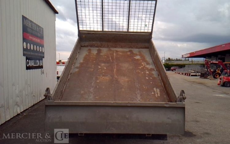 IVECO 35-130 BENNE SIMPLE CABINE COFFRE ROUGE EB-912-EL