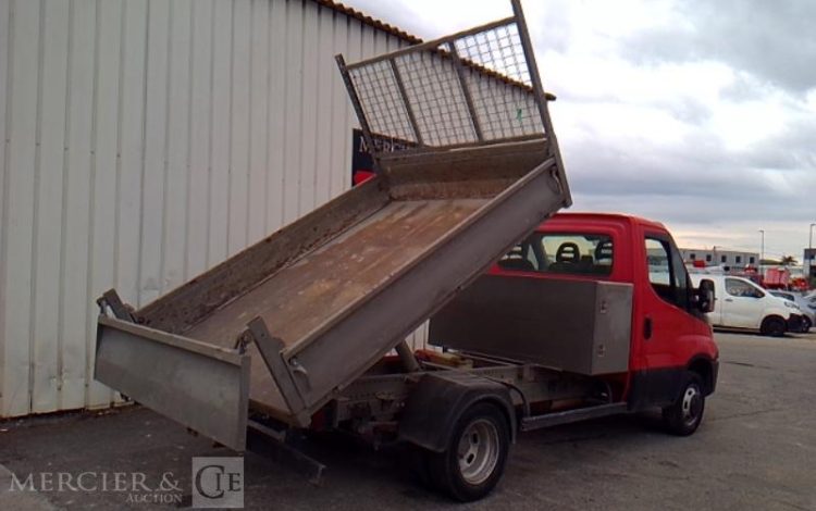 IVECO 35-130 BENNE SIMPLE CABINE COFFRE ROUGE EB-912-EL