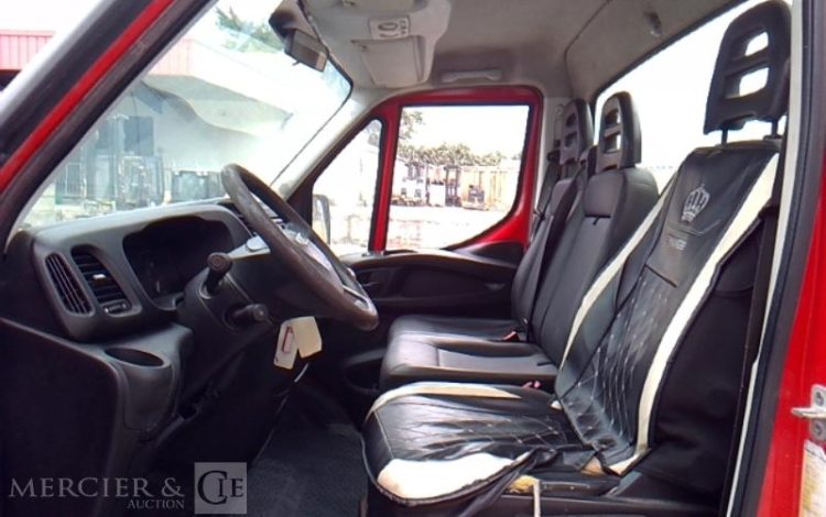 IVECO 35-130 BENNE SIMPLE CABINE COFFRE ROUGE EB-912-EL