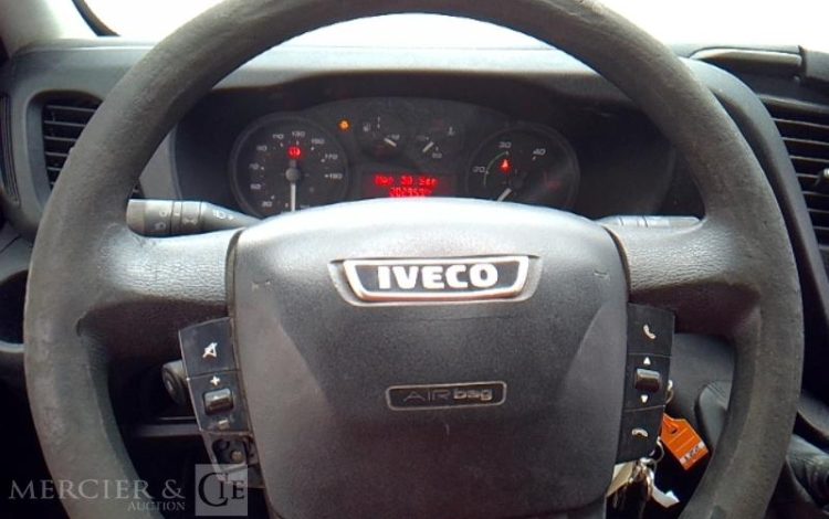 IVECO 35-130 BENNE SIMPLE CABINE COFFRE ROUGE EB-912-EL