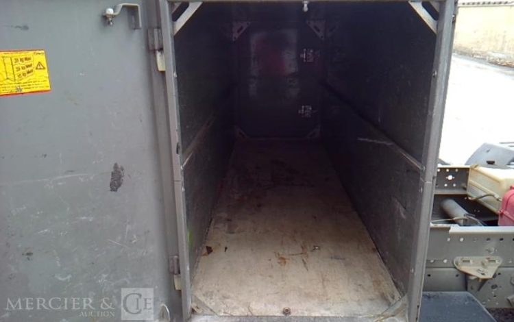 IVECO 35-130 BENNE SIMPLE CABINE COFFRE ROUGE EB-912-EL