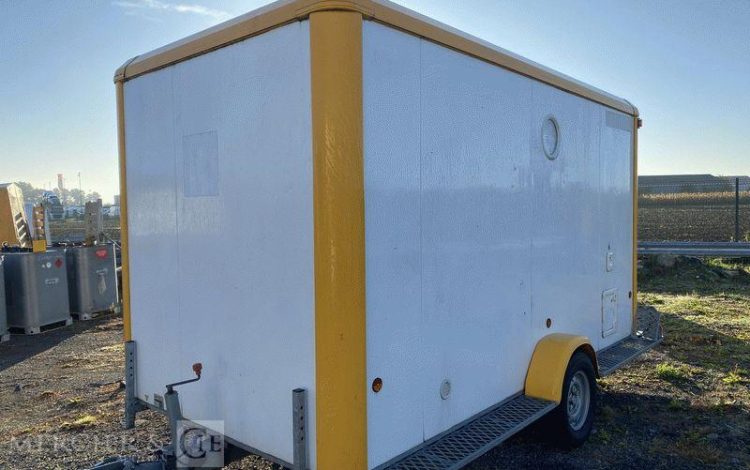 CNSE ABRIS DE CHANTIER TRACTABLE 9M2 ISOLE VESTIAIRE / REFECTOITE AVEC WC CHIMIQUE BLANC EC-484-GM