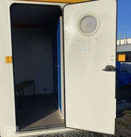CNSE ABRIS DE CHANTIER TRACTABLE 9M2 ISOLE VESTIAIRE / REFECTOITE AVEC WC CHIMIQUE BLANC EC-484-GM
