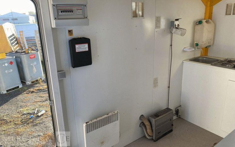 CNSE ABRIS DE CHANTIER TRACTABLE 9M2 ISOLE VESTIAIRE / REFECTOITE AVEC WC CHIMIQUE BLANC EC-484-GM
