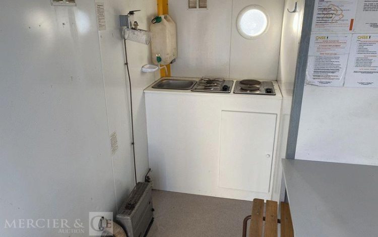 CNSE ABRIS DE CHANTIER TRACTABLE 9M2 ISOLE VESTIAIRE / REFECTOITE AVEC WC CHIMIQUE BLANC EC-484-GM