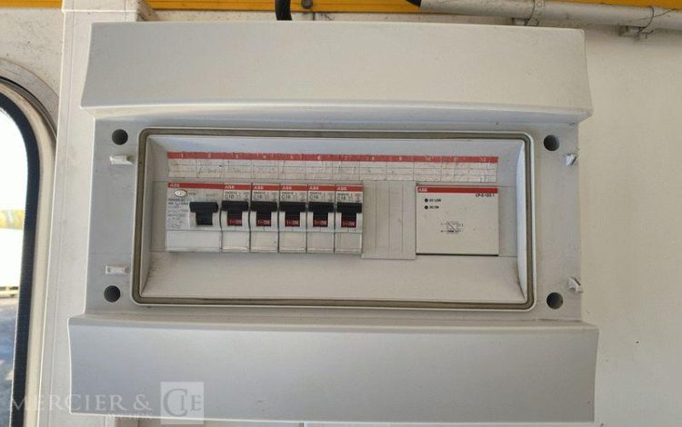 CNSE ABRIS DE CHANTIER TRACTABLE 9M2 ISOLE VESTIAIRE / REFECTOITE AVEC WC CHIMIQUE BLANC EC-484-GM