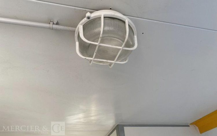 CNSE ABRIS DE CHANTIER TRACTABLE 9M2 ISOLE VESTIAIRE / REFECTOITE AVEC WC CHIMIQUE BLANC EC-484-GM