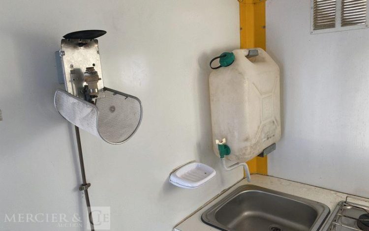 CNSE ABRIS DE CHANTIER TRACTABLE 9M2 ISOLE VESTIAIRE / REFECTOITE AVEC WC CHIMIQUE BLANC EC-484-GM