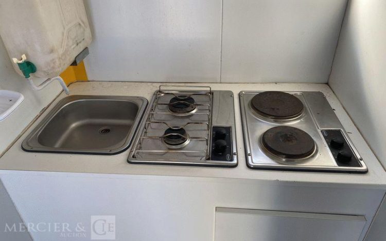 CNSE ABRIS DE CHANTIER TRACTABLE 9M2 ISOLE VESTIAIRE / REFECTOITE AVEC WC CHIMIQUE BLANC EC-484-GM